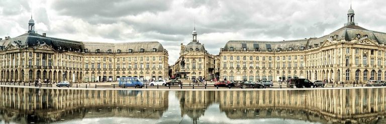 Le Miroir d'eau et la place de la bourse à Bordeaux
