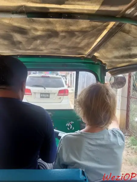 Tico nous ramène en tuktuk sur la route principale