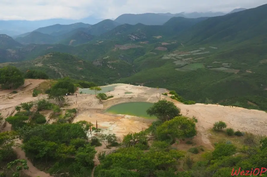 Vue sur Hierve el Agua et la vallée depuis le haut du site