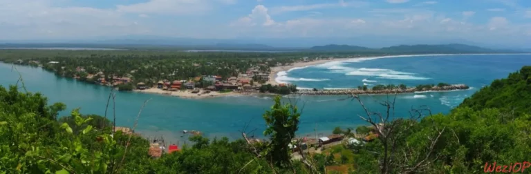 Vue sur la lagune de Chacahua depuis le phare