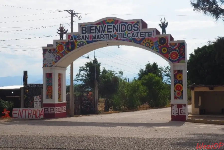 La porte de San Martin Tilcajete, où sont confectionnés des alebrijes